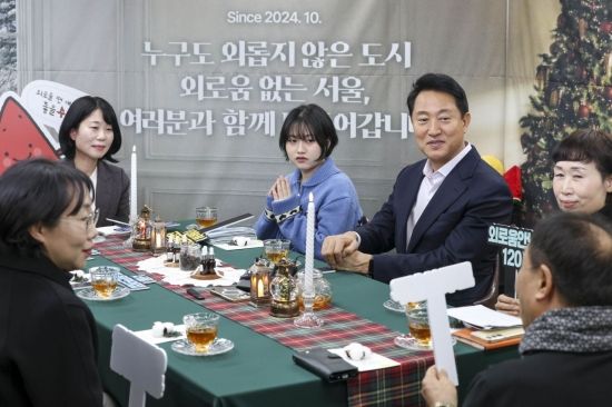 [포토] 참석자들과 의견 나누는 오세훈 서울시장