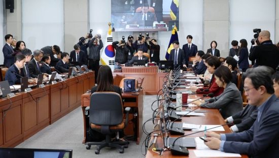 [포토] 국회 운영위, '비교섭단체 1명' 정개특위 구성안 의결