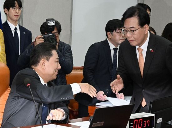 [포토] 악수하는 김병기-송언석