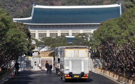 [포토] 검문검색 받는 청와대 이삿짐 차량