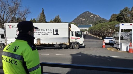 [포토] 이삿짐 차량 들어가는 청와대