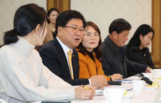 [포토] 제1차 교육진담 간담회, 발언하는 최교진 장관