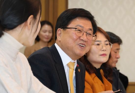 [포토] 학부모들과 간담회 발언하는 최교진 장관