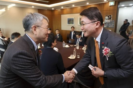 [포토] 악수하는 장범식 아시아경제 대표-류제명 과기부 2차관