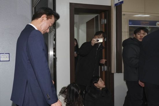 [포토] 고개 숙인 전재수 민주당 의원