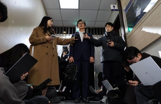 [포토] 취재진 질문에 답하는 전재수 의원