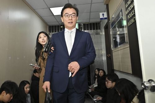 [포토] 조사실 들어서는 전재수 의원