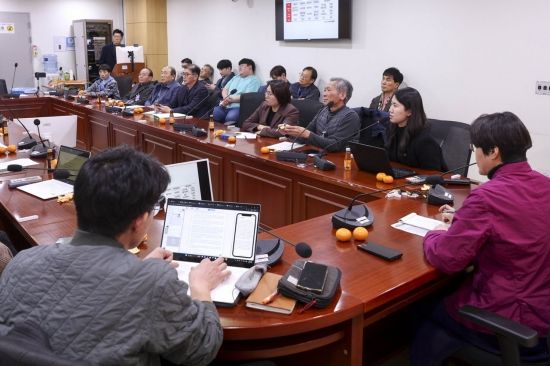 [포토] 농산물 유통 취재 후기 공유하는 아시아경제 박재현 기자