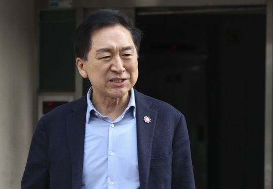 "당선 감사" 메모 나왔다…특검, '로저비비에 선물' 김기현 부부 전격 기소