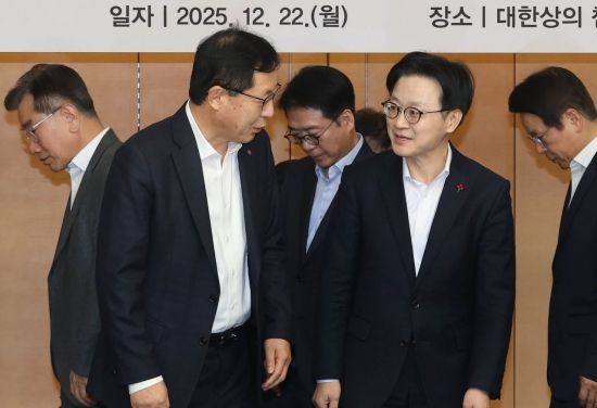 [포토] 대화하는 김정관 산업부 장관