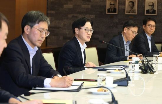 [포토] 석유화학업계 사업재편 CEO 간담회 발언하는 김정관 장관