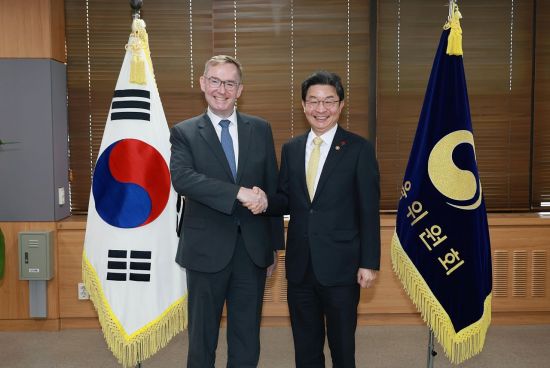 영국대사 만난 이억원 "경제 불확실성 선제대응"