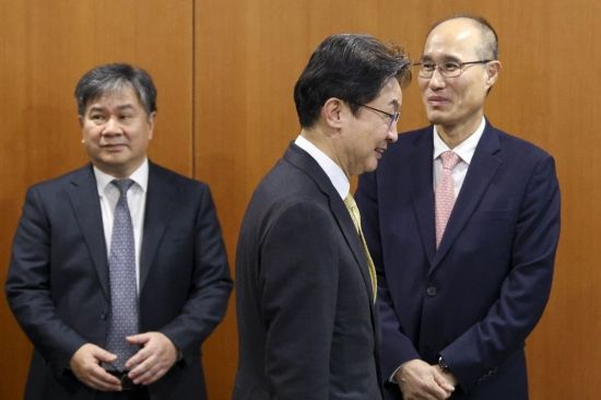 [포토] 생산적 금융 대전환 회의 참석한 이억원 금융위원장