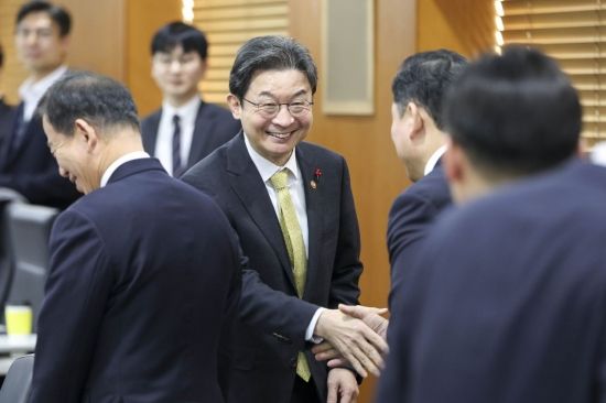 [포토] 참석자들과 인사하는 이억원 금융위원장