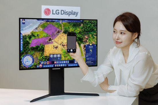 화질과 속도 둘 다 잡았다…LG디스플레이, 240Hz RGB 스트라이프 OLED 패널 공개