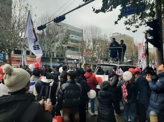 [극우청년은 누구인가]"모두가 계엄 찬성은 아니다.
..반중 정서가 더 큰 배경"