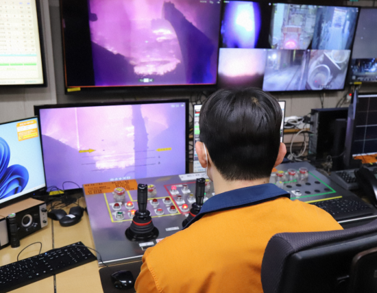 [르포]"쇳물 찌꺼기 긁던 손목 통증과 이별" AI와 동행하는 포스코 ‘김부장들’[AI시대, 일자리가 바뀐다]