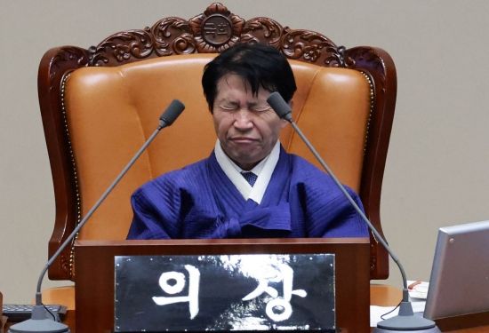 [포토] '피곤한 필리버스터 사회'