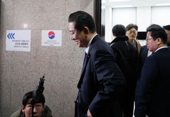 [포토] 김병기, '가족 공항 의전 논의' 보도에 "편의제공 없었다"