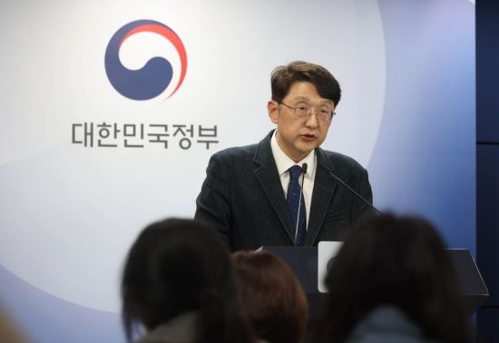 [포토] 휴대폰 개통시 안면인증 관련 브리핑하는 최우혁 실장