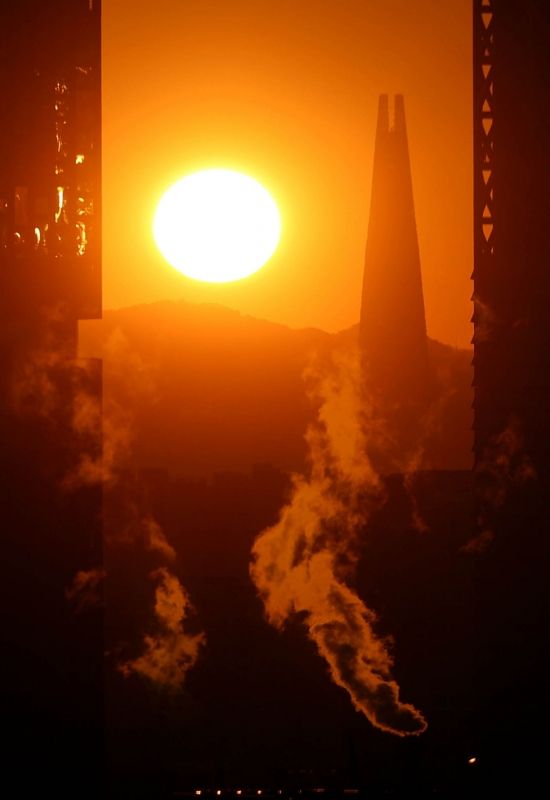 [포토] 최강 한파, 도심 속 난방 수증기