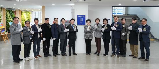 여수시, '2025년 스마트도시 인증' 동판 제막식 개최