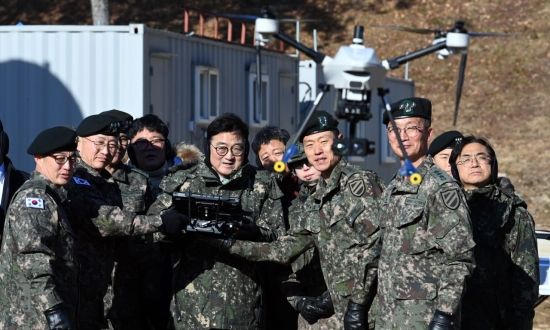 [포토] 드론 조종 체험하는 우원식 국회의장