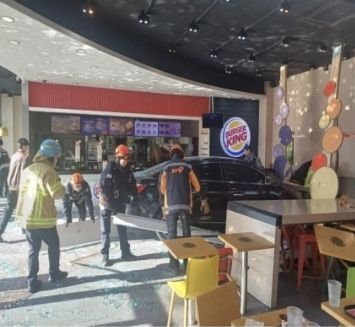 점심 먹다 '날벼락'…버거킹 매장 승용차 돌진 사고로 3명 부상