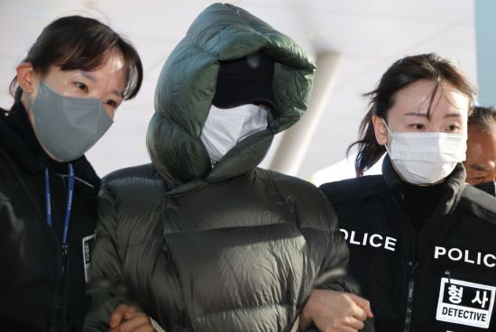 '마약혐의' 황하나, 침묵 속 영장 심사 출석