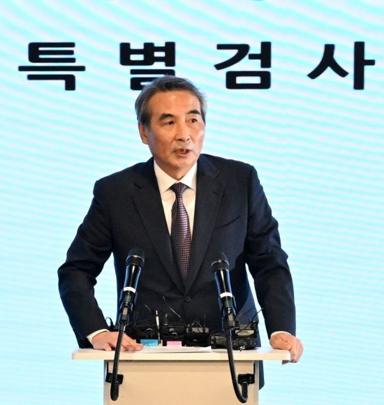 특검 "김건희, 尹과 '정치공동체'로 활동…정치 입문부터 주도적 역할"