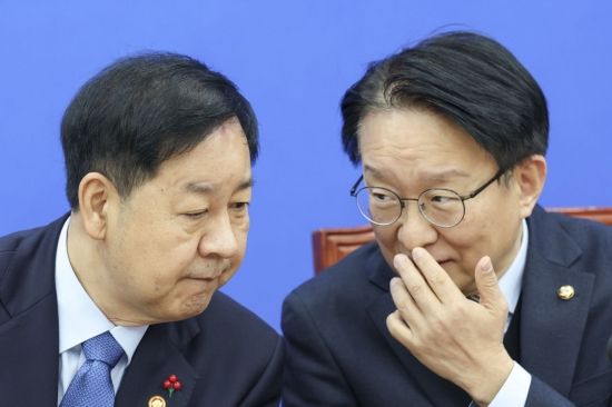 [포토] 의견 나누는 권칠승 단장-구윤철 경제부총리