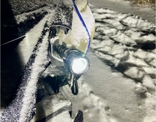 고장 난 전조등 대신 '손전등' 꽂고 달렸다…美 '맥가이버 운전자' 논란