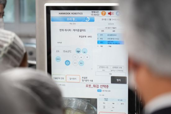 솥 앞 근무 69%↓… 부산교육청 조리로봇, 급식실 안전 바꿨다