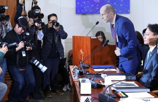 [포토] 인사하는 로저스 쿠팡 대표