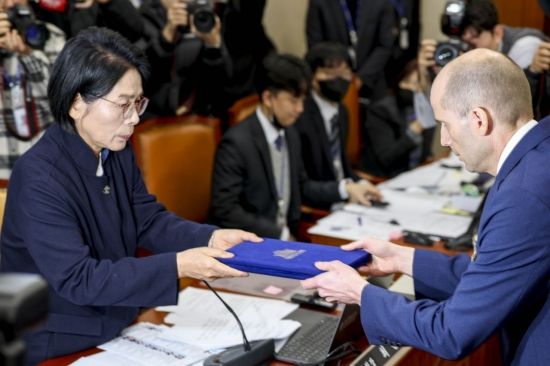 [포토] 증인선서문 전달하는 로저스 쿠팡 대표