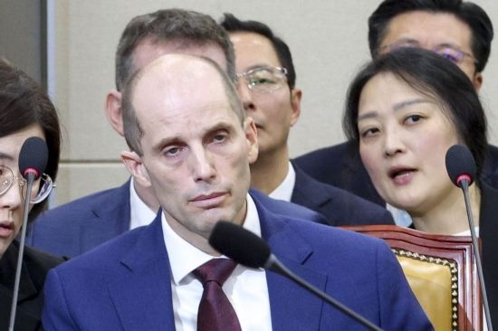 [포토] 쿠팡 연석 청문회 참석한 로저스 쿠팡 대표