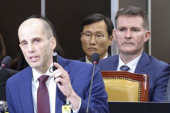 [포토] 로저스 쿠팡 대표, 동시통역기 착용 요구에 '이건 비정상'