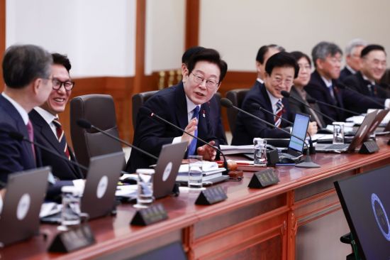 첫 청와대 국무회의, 李대통령 "수출 사상최대, 국민·기업 덕분"