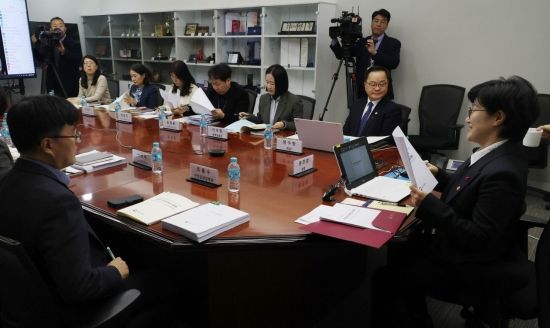 [포토] 여성폭력방지위원회에서 발언하는 원민경 장관