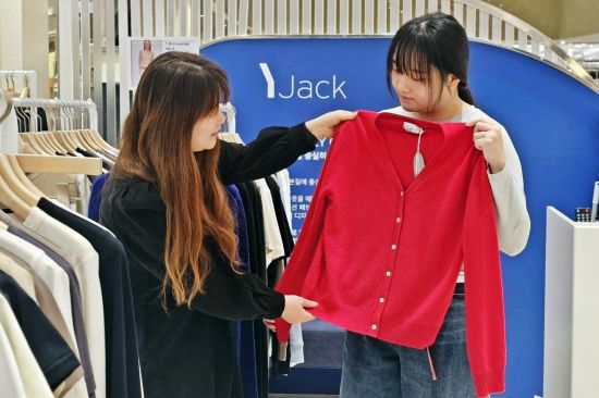 화려함 대신 오래 입을 옷… 신세계 센텀시티에 미니멀 라이프 ‘와이잭’ 등장