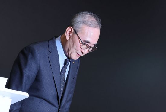 고개 숙인 김영섭 KT 대표…"정보보호, 최우선 과제로 삼을 것"