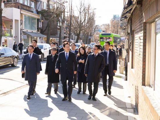 이 대통령, 삼청동 수제비 식당서 깜짝 오찬…靑 "상인 격려하기 위한 것"