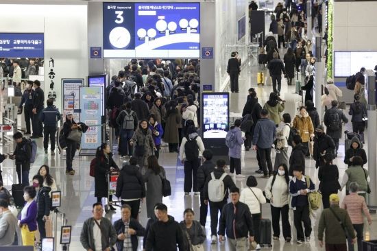 [포토] 새해 징검다리 연휴 앞두고 붐비는 인천공항