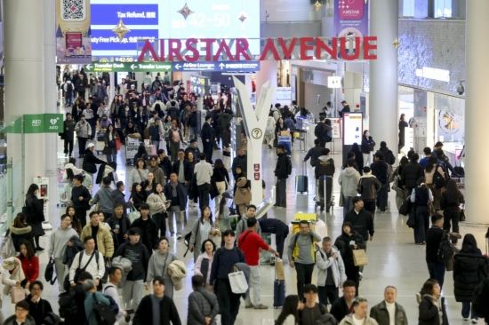 [포토] 여행객들로 붐비는 인천공항 면세구역