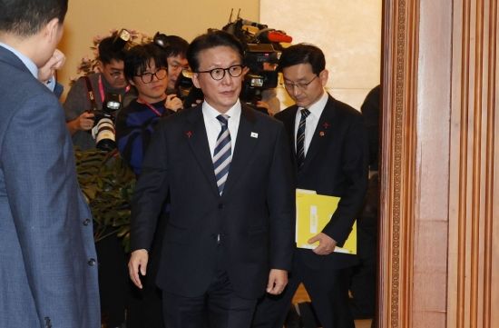 [포토] 임시국무회의 참석하는 김민석 총리