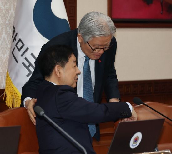 [포토] 대화하는 구윤철 부총리와 최동석 인사혁신처장