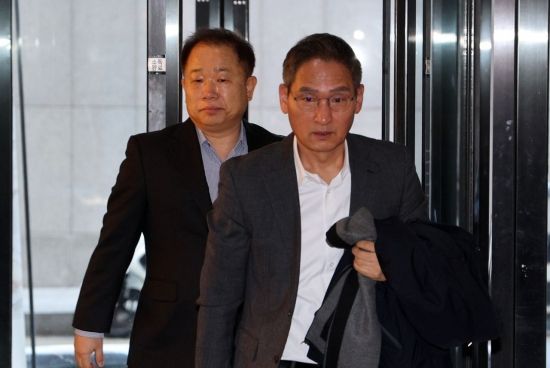 상설특검, 관봉권 띠지 폐기 의혹’ 신한은행 수색영장 집행