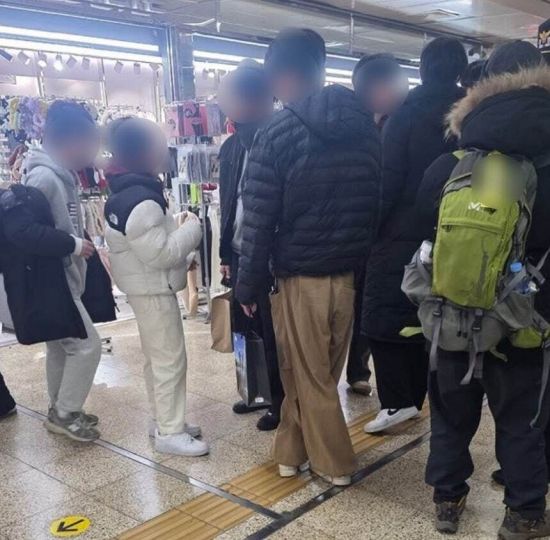 노인 조롱하고 "나잡아봐라"…명품패딩 입은 초등생들 만행