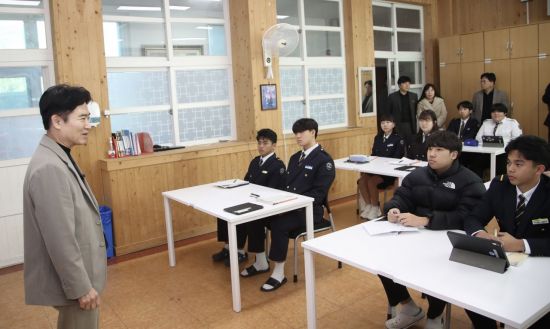 "글로컬 인재 키운다"…김대중 교육감, 완도 독서·수산교육 현장 방문