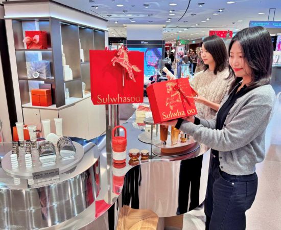 백화점 3사, 2일부터 '신년 정기세일'…최대 70% 할인 제공